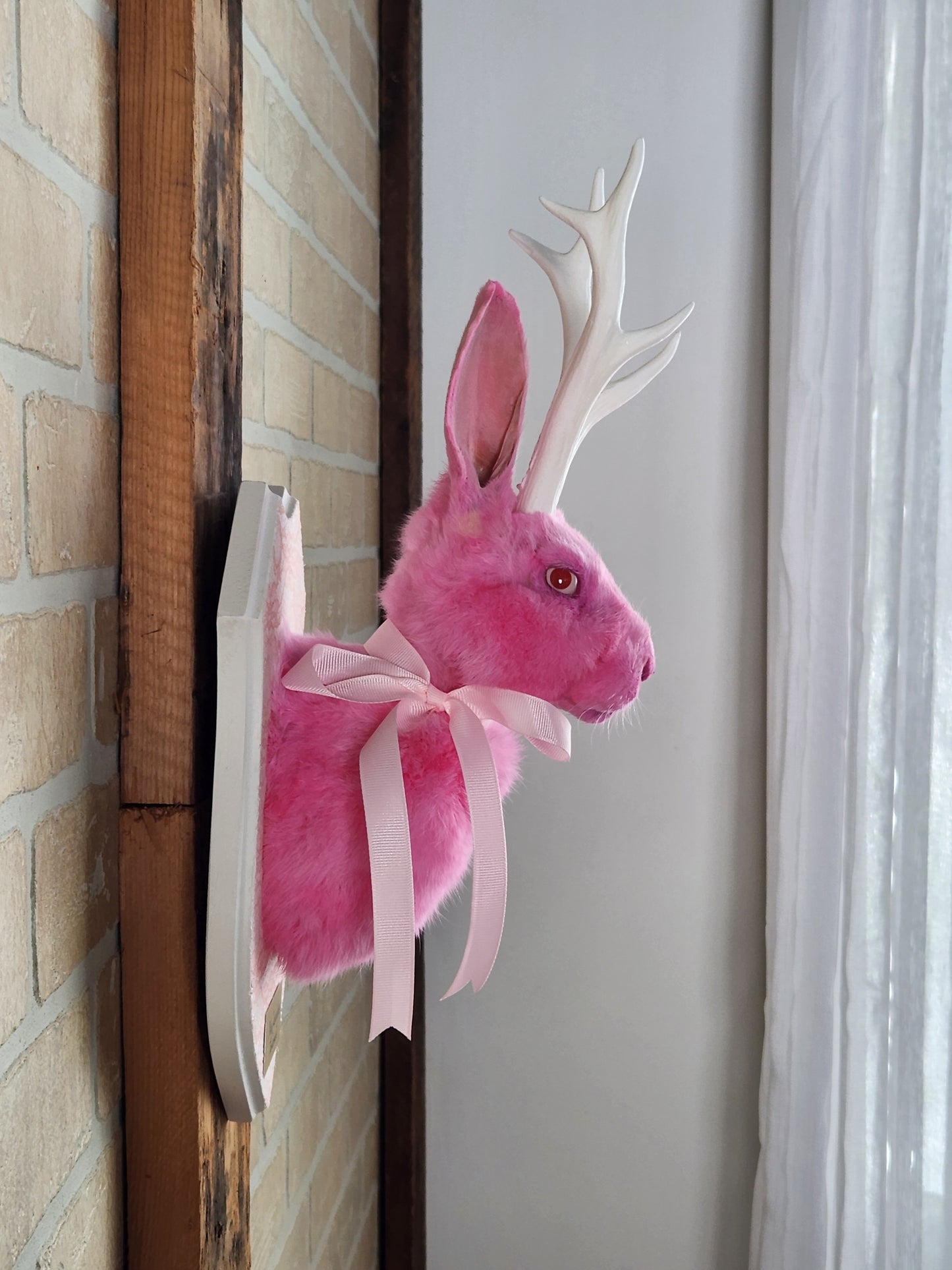 Taxidermie de Jackalope rose avec replique de panache blanc et yeux albino.